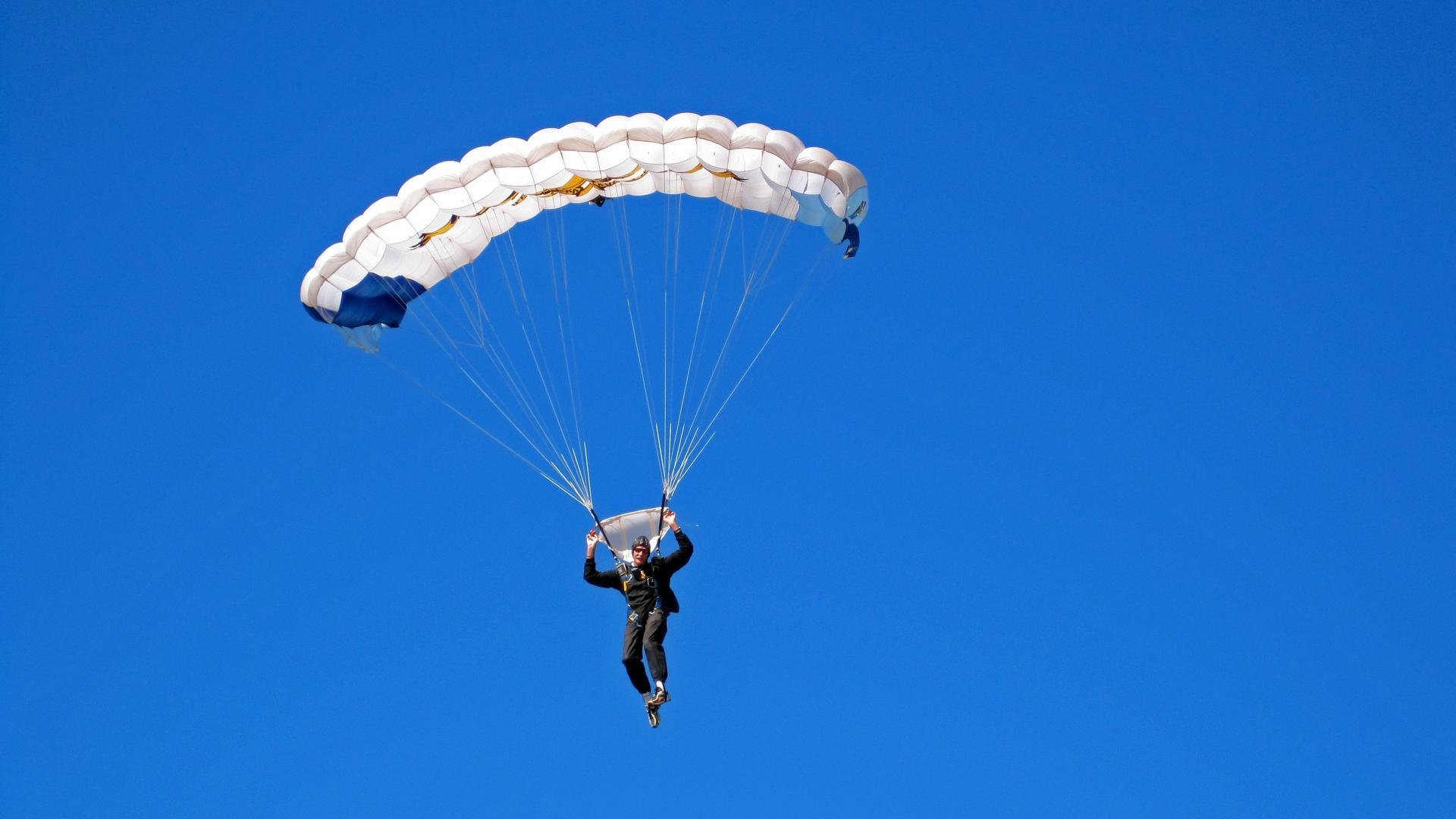 2019年季后赛：“水花兄弟”连续热火般的爆发，库里在关键的第四节多次神奇远投赢得比赛